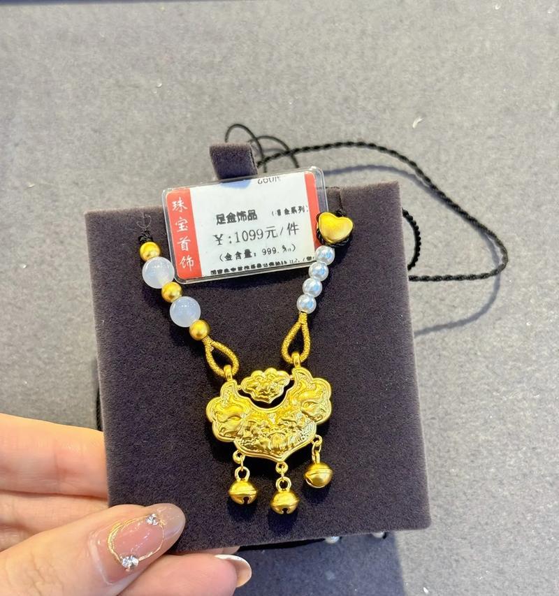 黄金锦鲤的象征意义及神秘之处（揭开黄金锦鲤的寓意与传说）