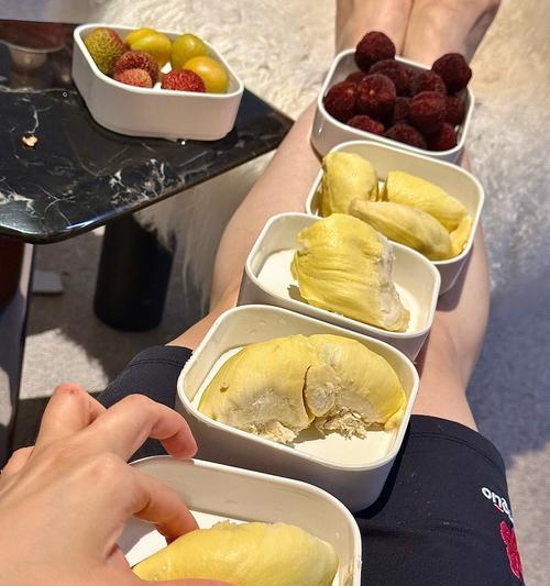 狗狗为什么喜欢吃榴莲（解密狗狗对榴莲的喜爱与好处）